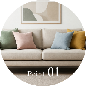 Point 01 淡いグリーン、ピンク、ブルー、マスタードのクッションを合わせたソファ
