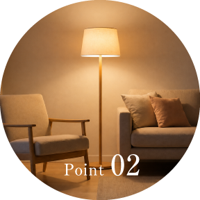 Point 02 フロアランプのやわらかな光に包まれたソファとラウンジチェア