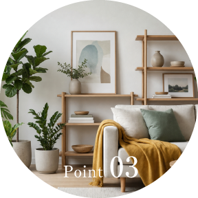 Point 03 木のシェルフ、小物、グリーンを飾った北欧モダンのリビング