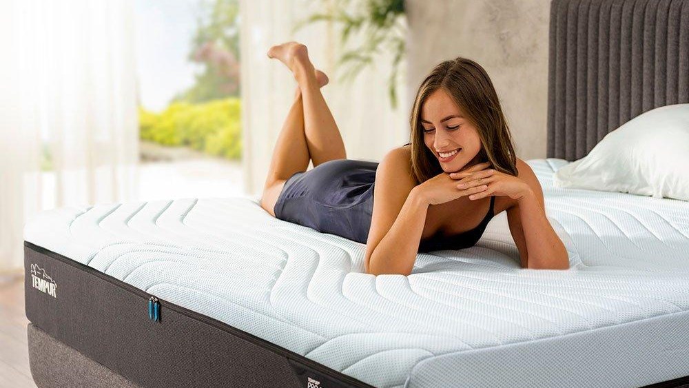 テンピュールのマットレスで眠る女性